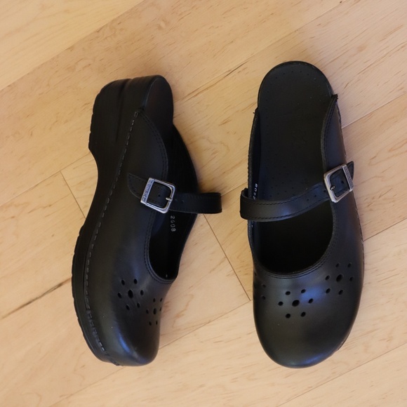 where are dansko clogs made